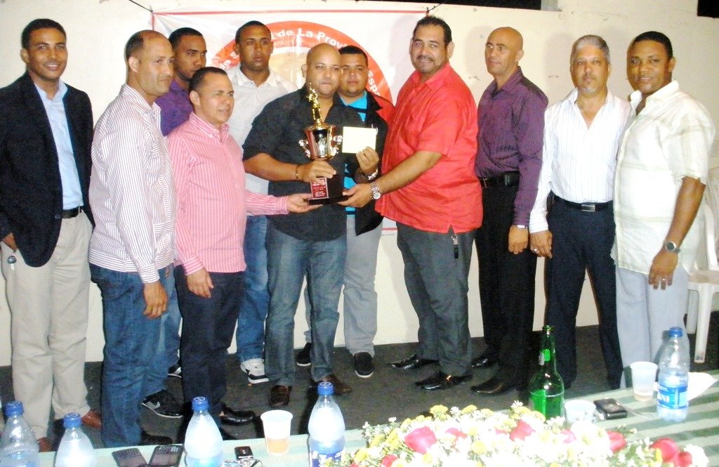 El Comité Ejecutivo de la Asociación y el Alcalde Remberto premian al Equipo Los Chucheros Campeones Categoría (B).